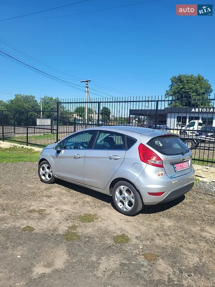 Ford Fiesta 2011 photo 2