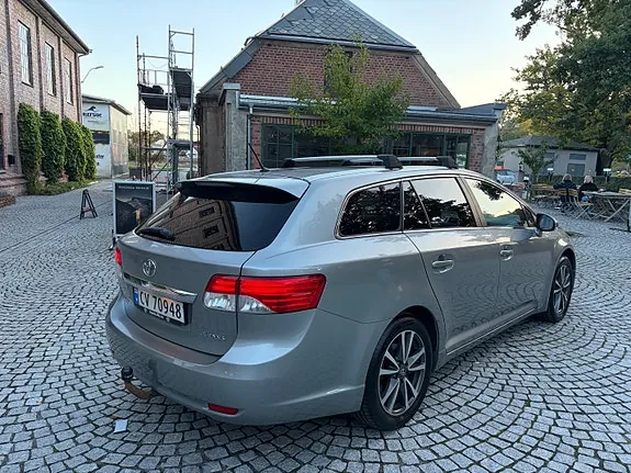 Toyota Avensis 2013 photo 2