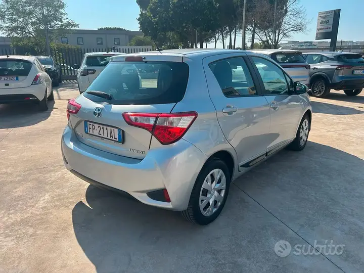 Toyota Yaris Hybrid 2018 photo 2
