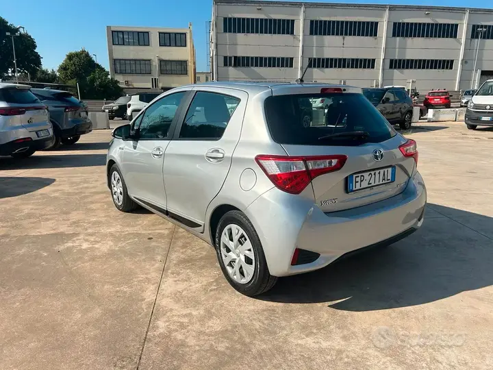 Toyota Yaris Hybrid 2018 photo 3