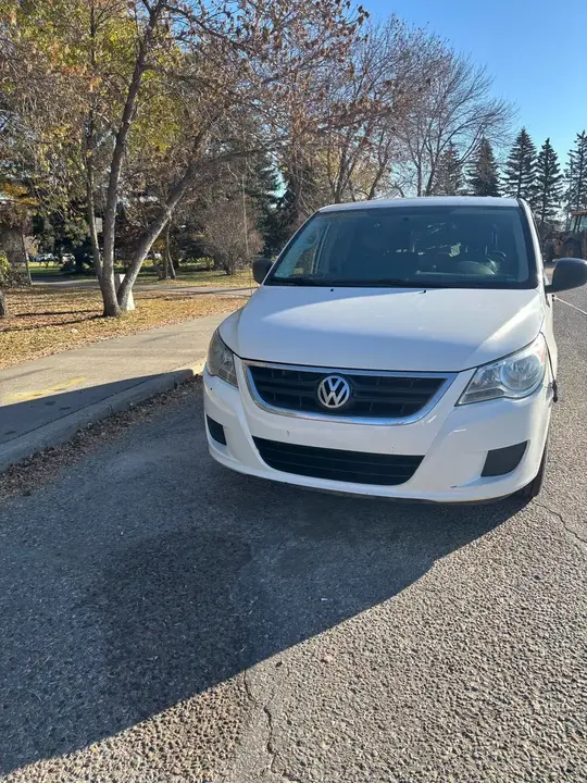 Volkswagen Routan 2011 photo 2
