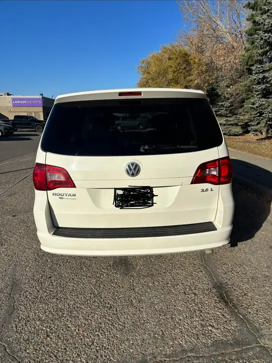 Volkswagen Routan 2011 photo 3