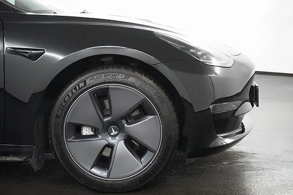 Tesla Model 3 2023 photo 2