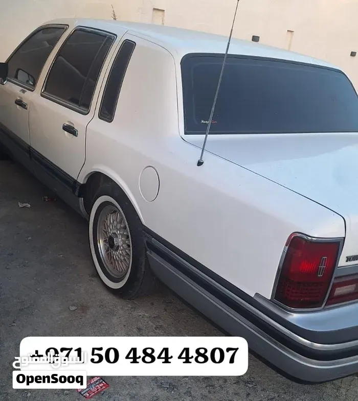 Lincoln Town Car 1984 photo 2