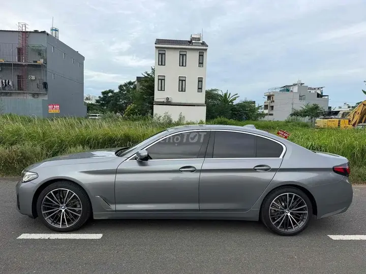 BMW 5 Series 2023 photo 2