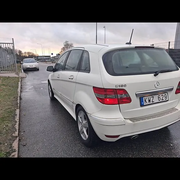 Mercedes-Benz B180 2011 photo 2