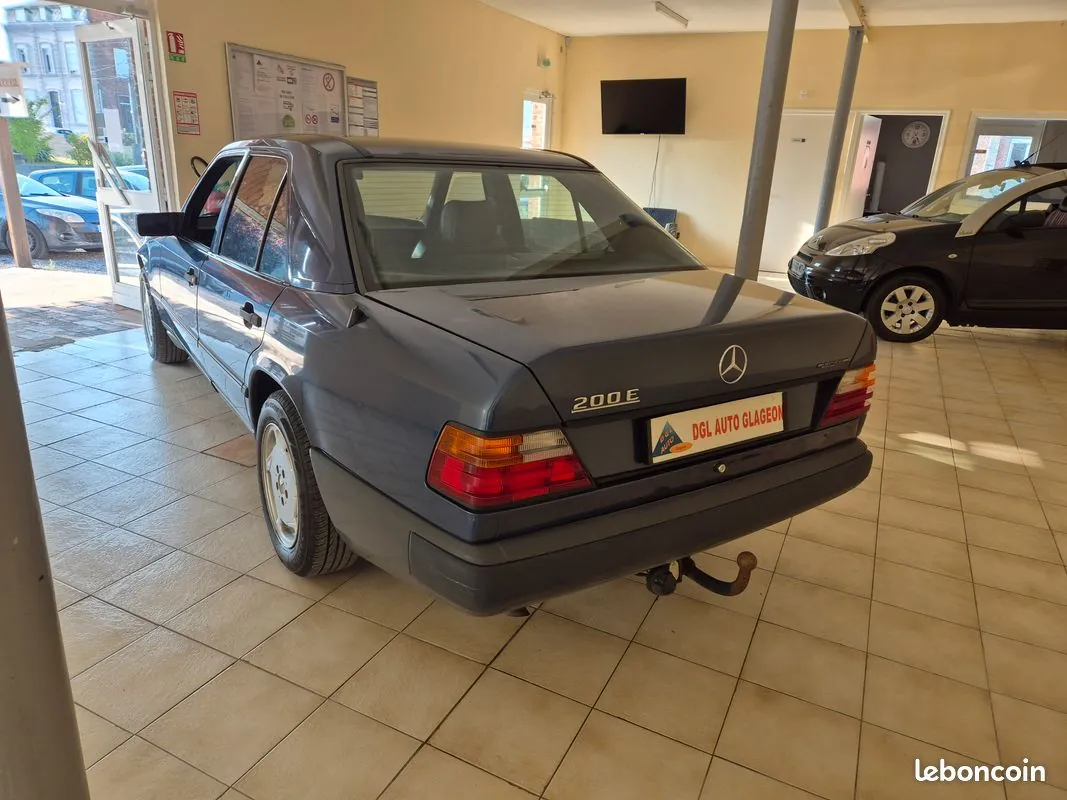 Mercedes-Benz 200 1989 photo 4
