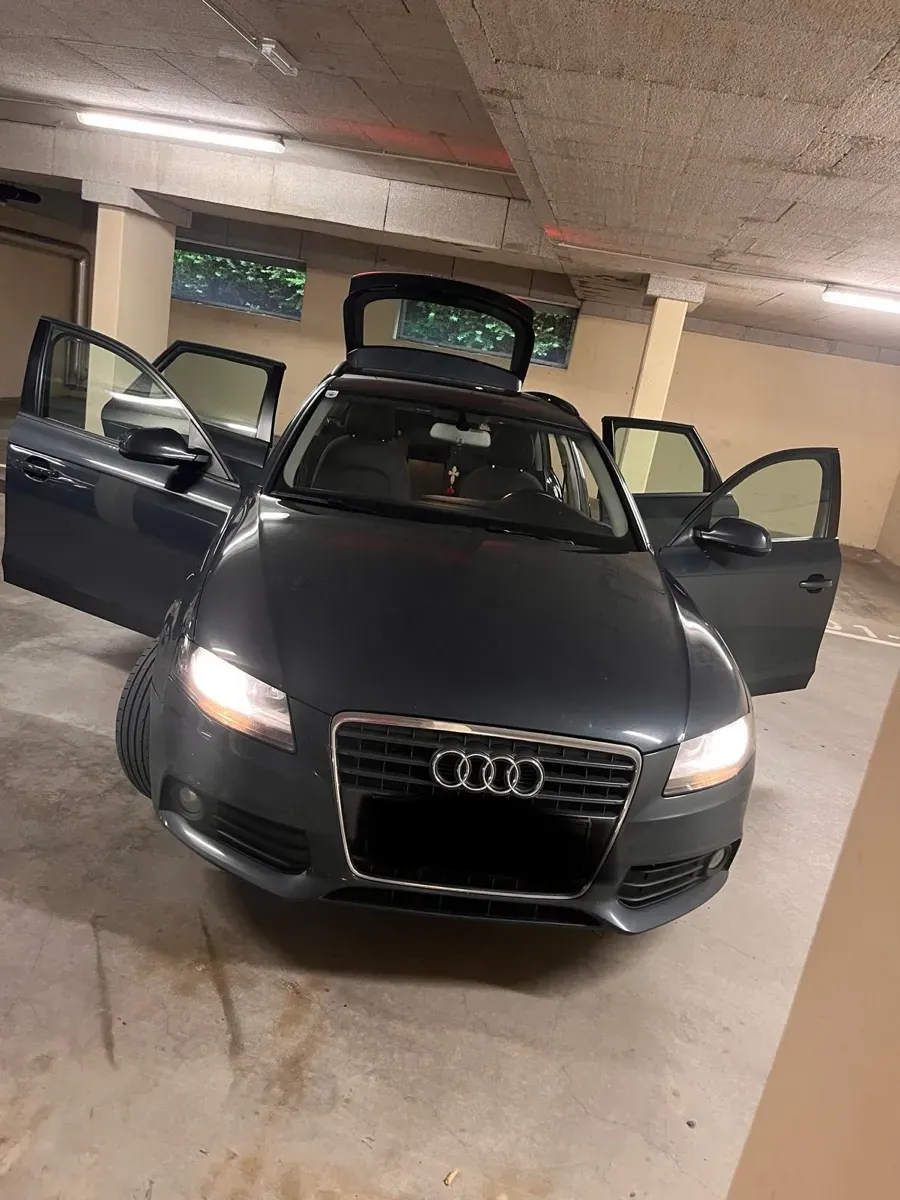 Audi A4 2011 photo 2