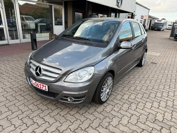 Mercedes-Benz B 180