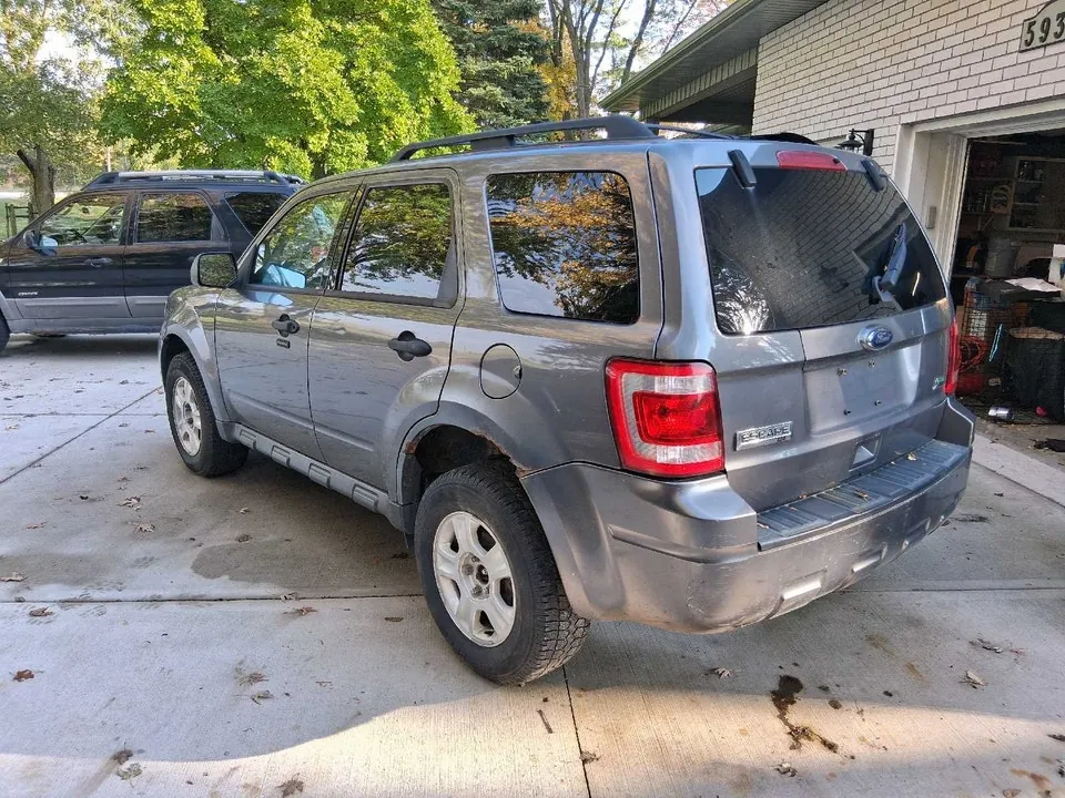 Ford Escape 2010 photo 2