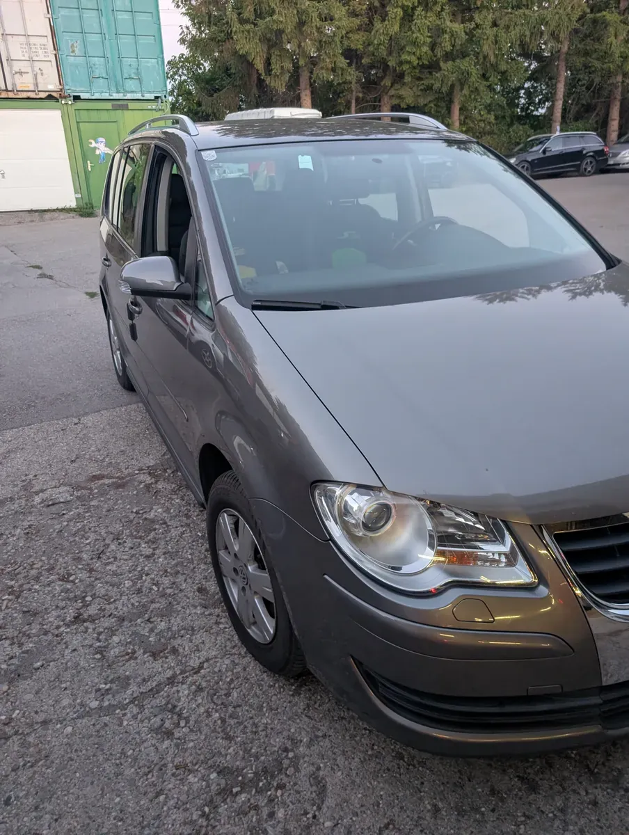 Volkswagen Touran 2008 photo 2