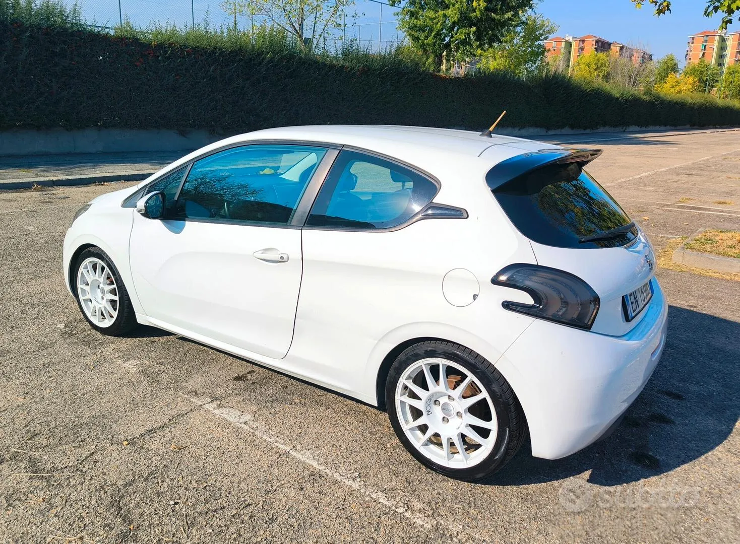 Peugeot 208 2012 photo 3