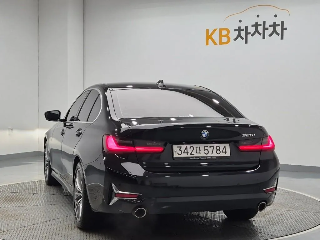 BMW 3 Series 2021 photo 2