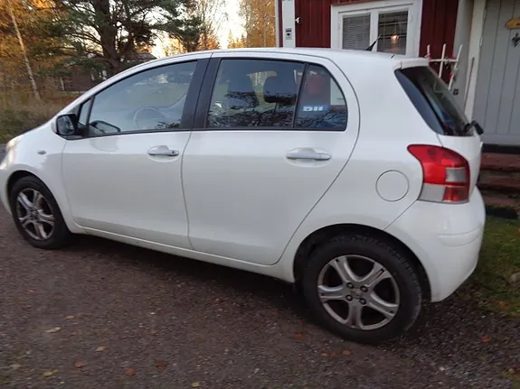Toyota Yaris 2010 photo 3