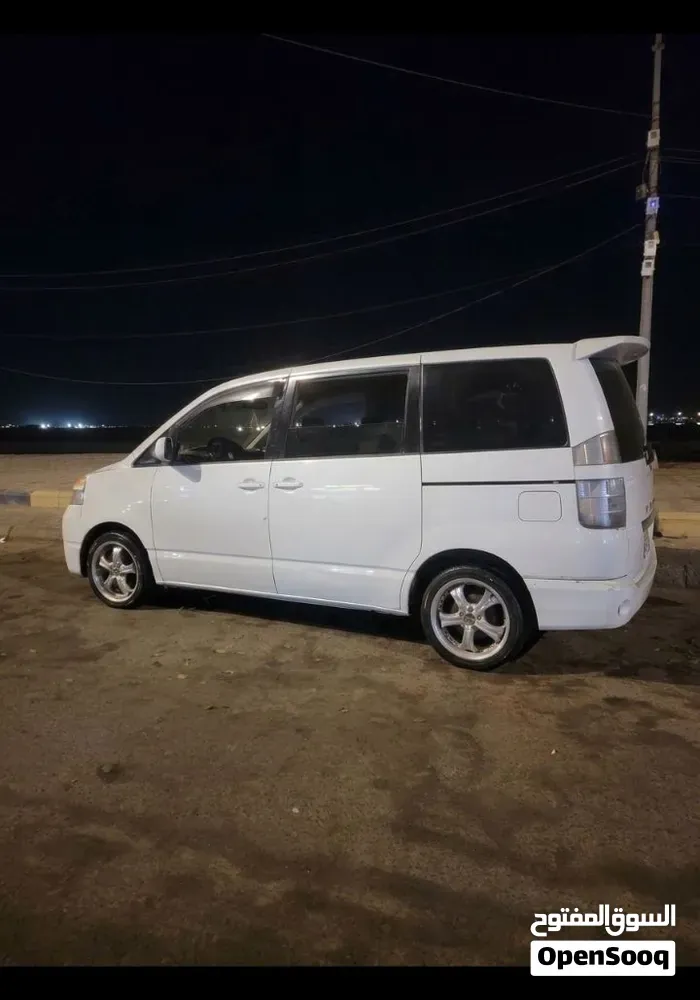 Toyota Voxy 2005 photo 2