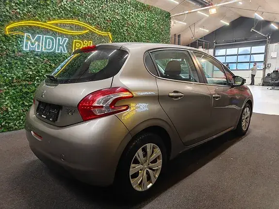 Peugeot 208 2012 photo 4