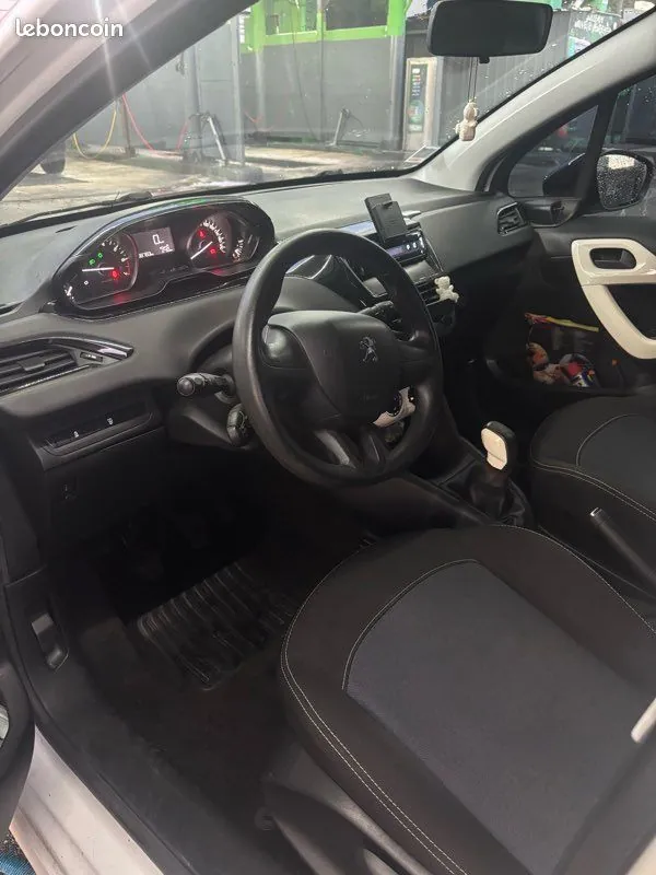 Peugeot 208 2015 photo 2