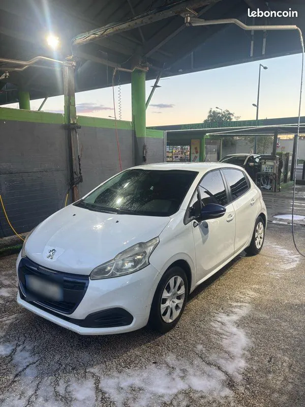 Peugeot 208 2015 photo 3