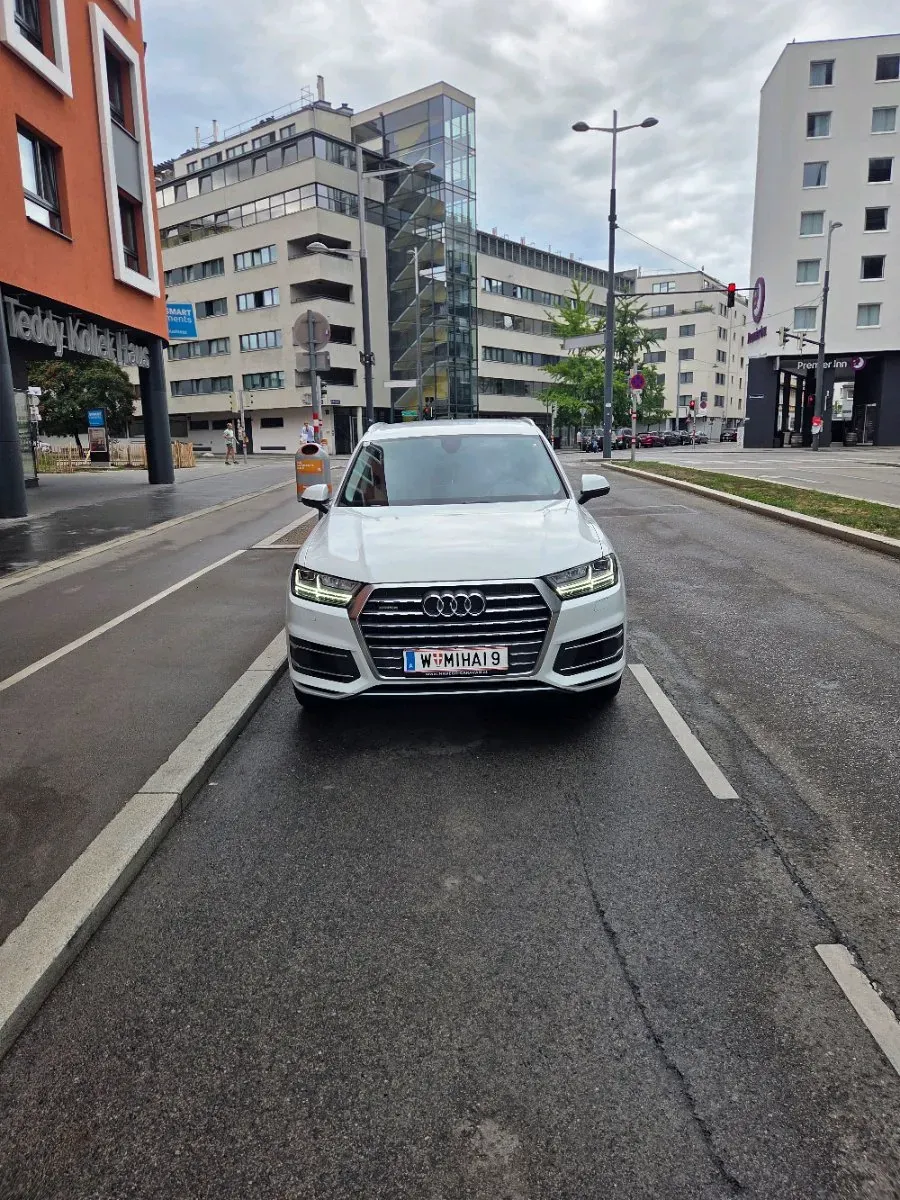 Audi Q7 2017 photo 2