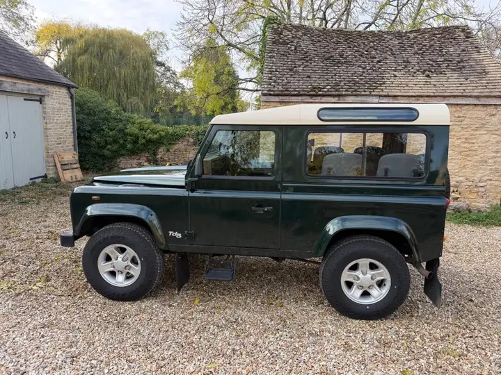 Land Rover Defender 90 1999 photo 2