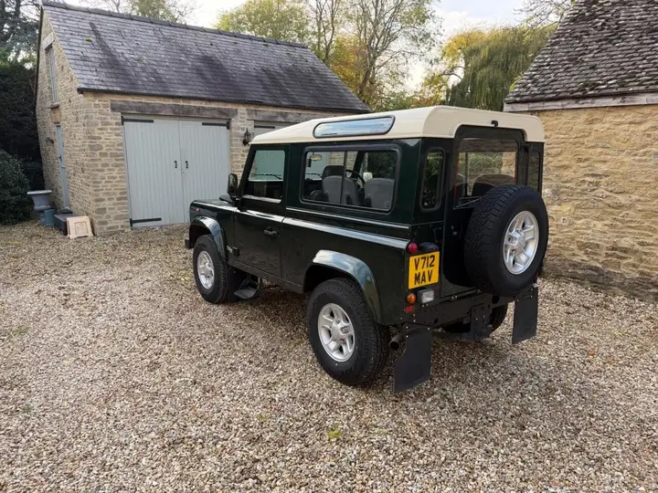 Land Rover Defender 90 1999 photo 3