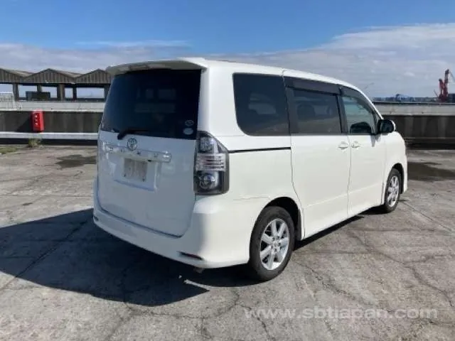 Toyota Voxy 2007 photo 4