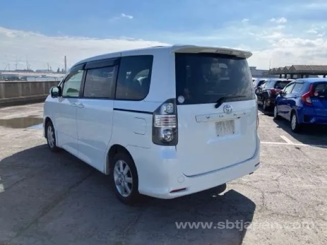 Toyota Voxy 2007 photo 3