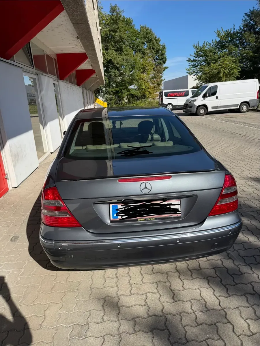 Mercedes-Benz E-Class 2006 photo 2