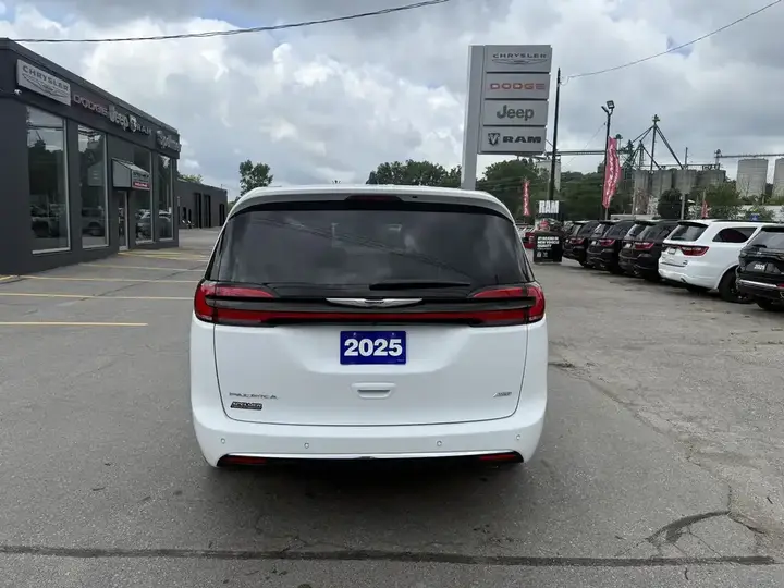 Chrysler Pacifica 2025 photo 5