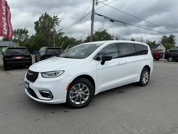 Chrysler Pacifica 2025 photo 2