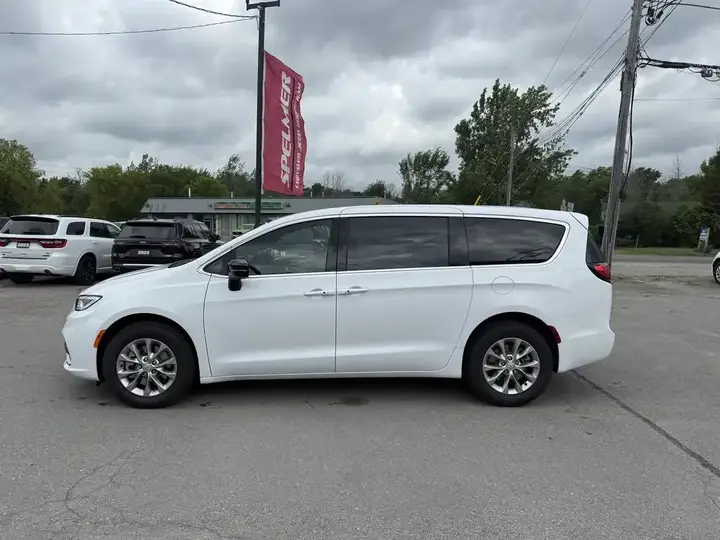 Chrysler Pacifica 2025 photo 3