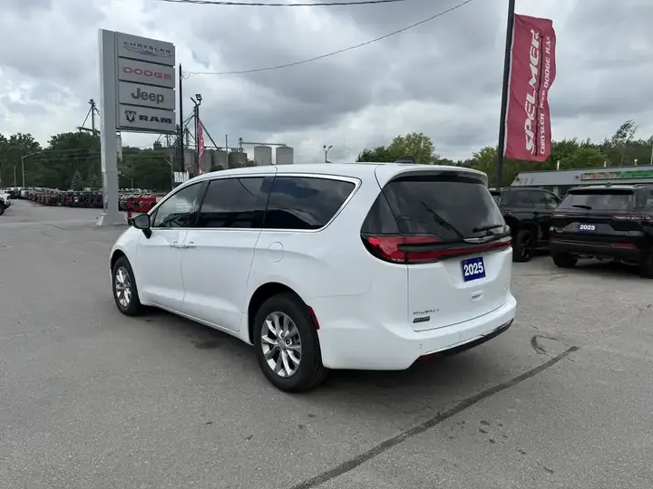 Chrysler Pacifica 2025 photo 4