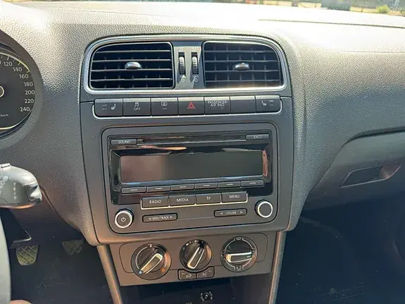 Volkswagen Polo 2012 photo 3