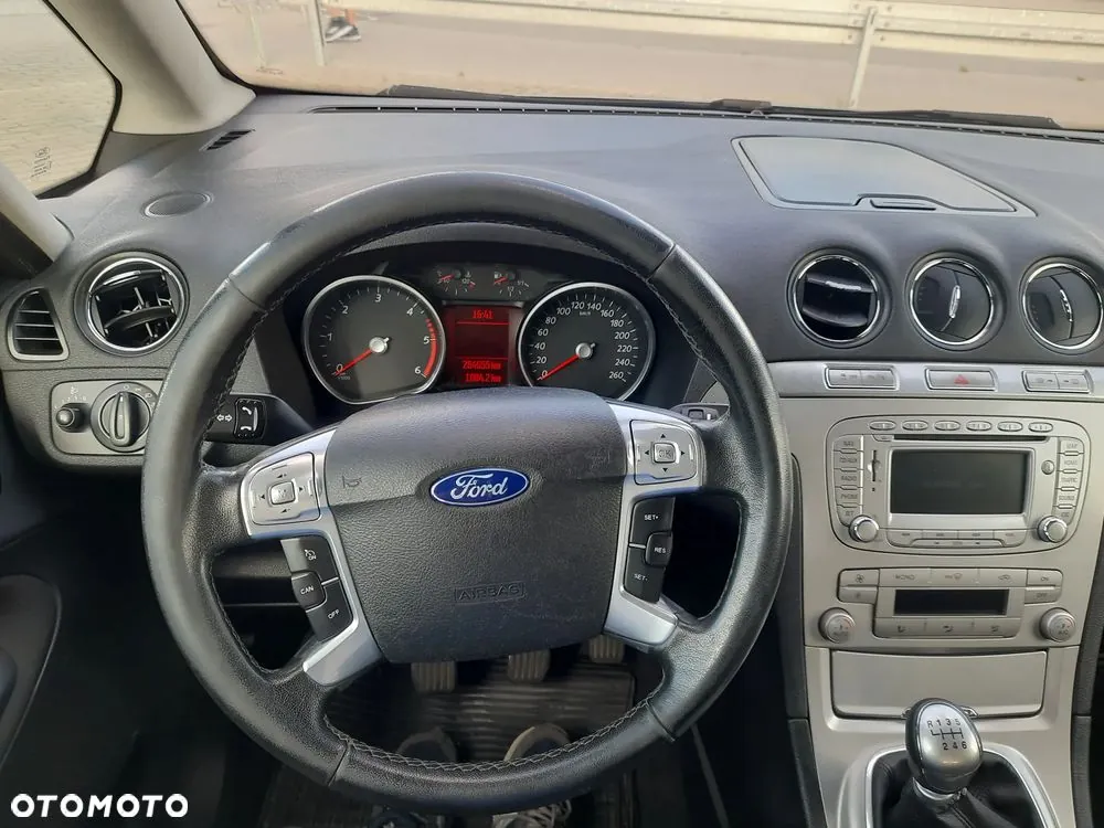 Ford Galaxy 2010 photo 2
