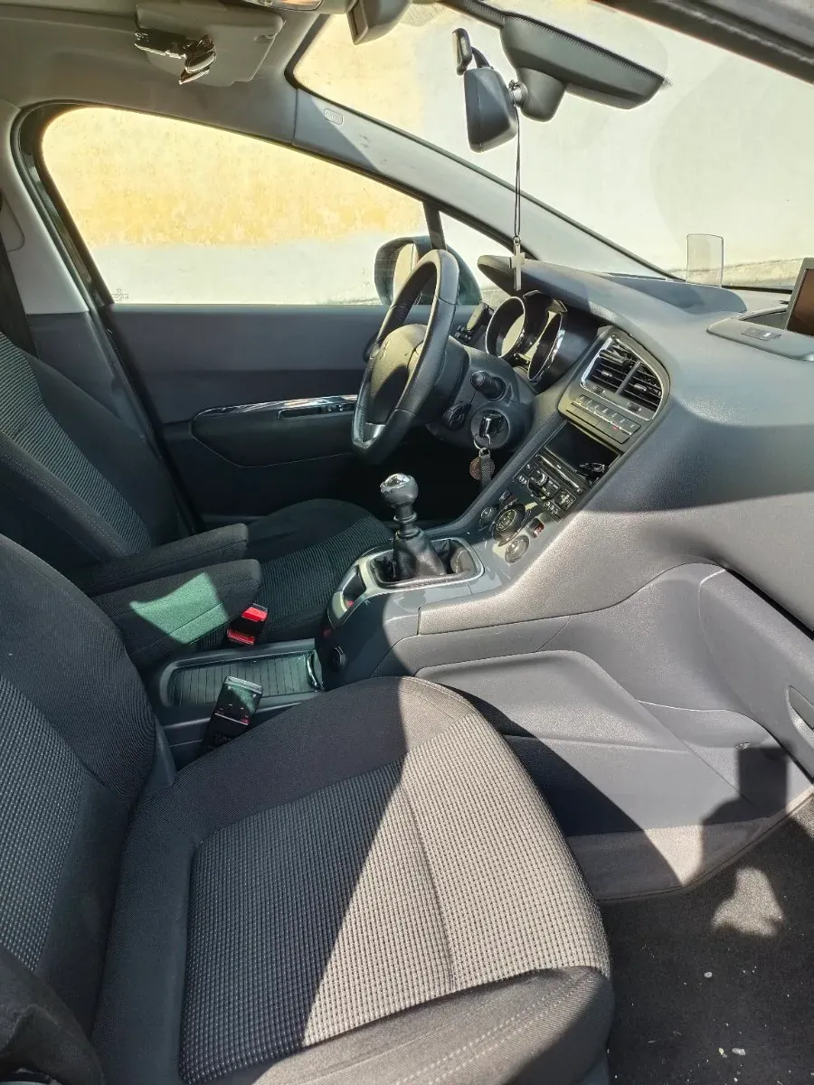 Peugeot 5008 2011 photo 3