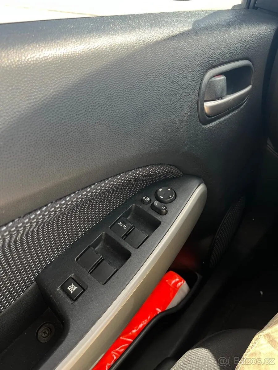 Mazda 2 photo 2