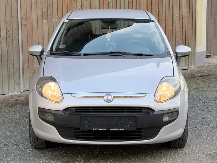 Fiat Grande Punto 2011 photo 2