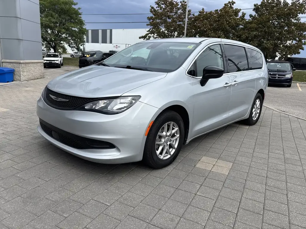 Chrysler Grand Caravan 2024 photo 3
