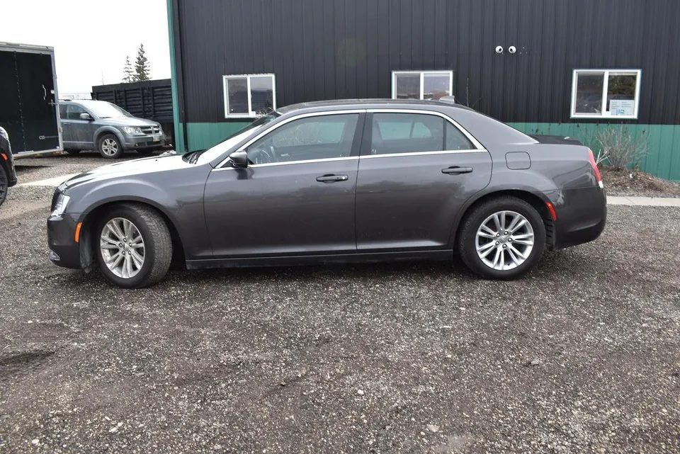 Chrysler 300 2019 photo 2