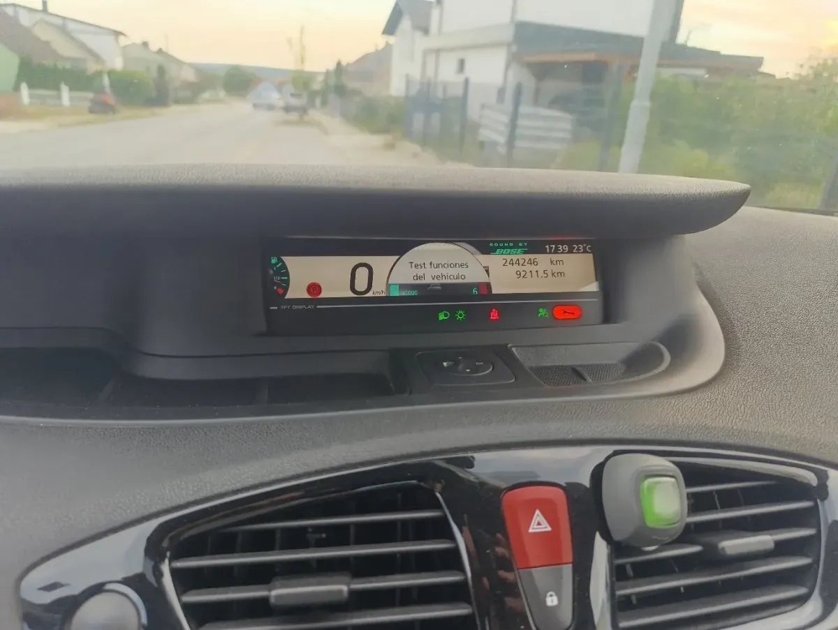 Renault Scenic 2012 photo 3