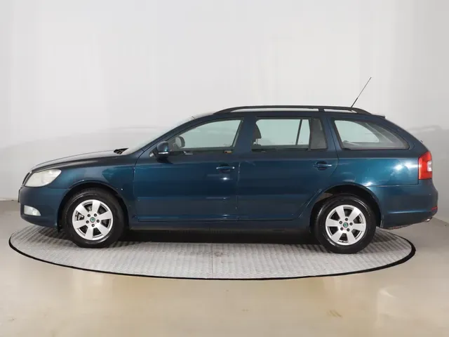 Skoda Octavia Combi 2012 photo 2