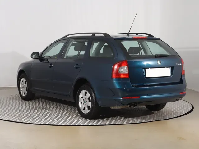 Skoda Octavia Combi 2012 photo 3