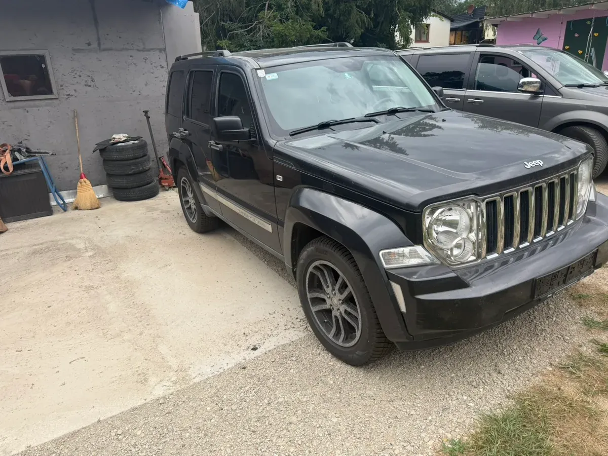 Jeep Cherokee 2011 photo 3