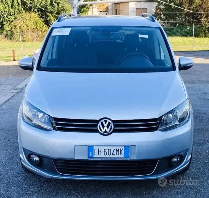 Volkswagen Touran 2011 photo 2