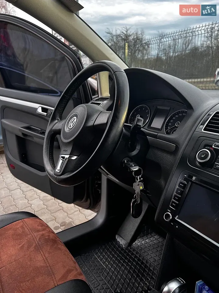 Volkswagen Touran 2011 photo 2
