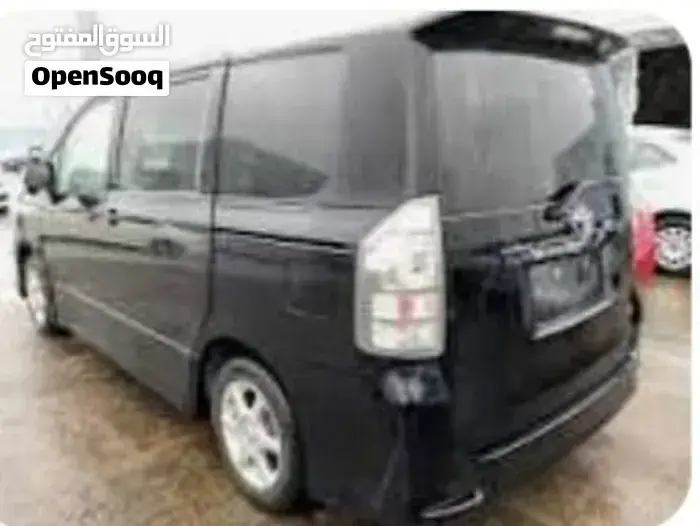 Toyota Voxy 2010 photo 3