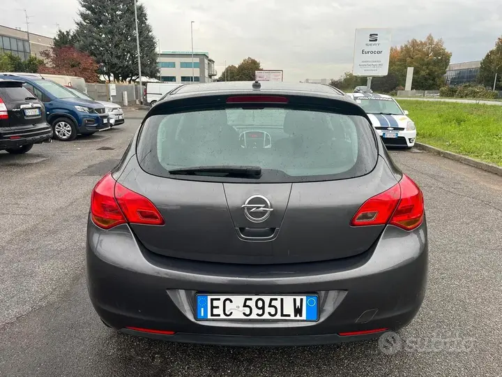 Opel Astra 2010 photo 4