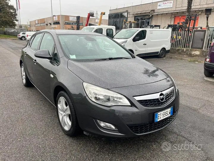 Opel Astra 2010 photo 2