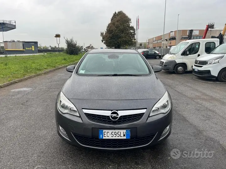 Opel Astra 2010 photo 3