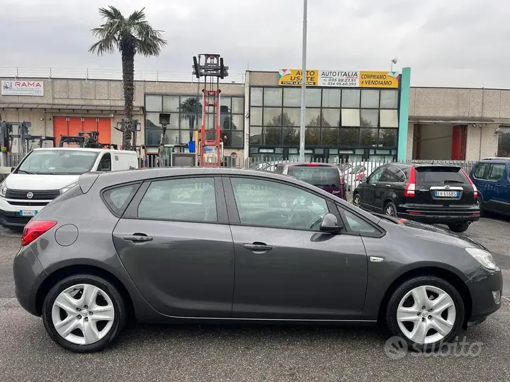 Opel Astra 2010 photo 5
